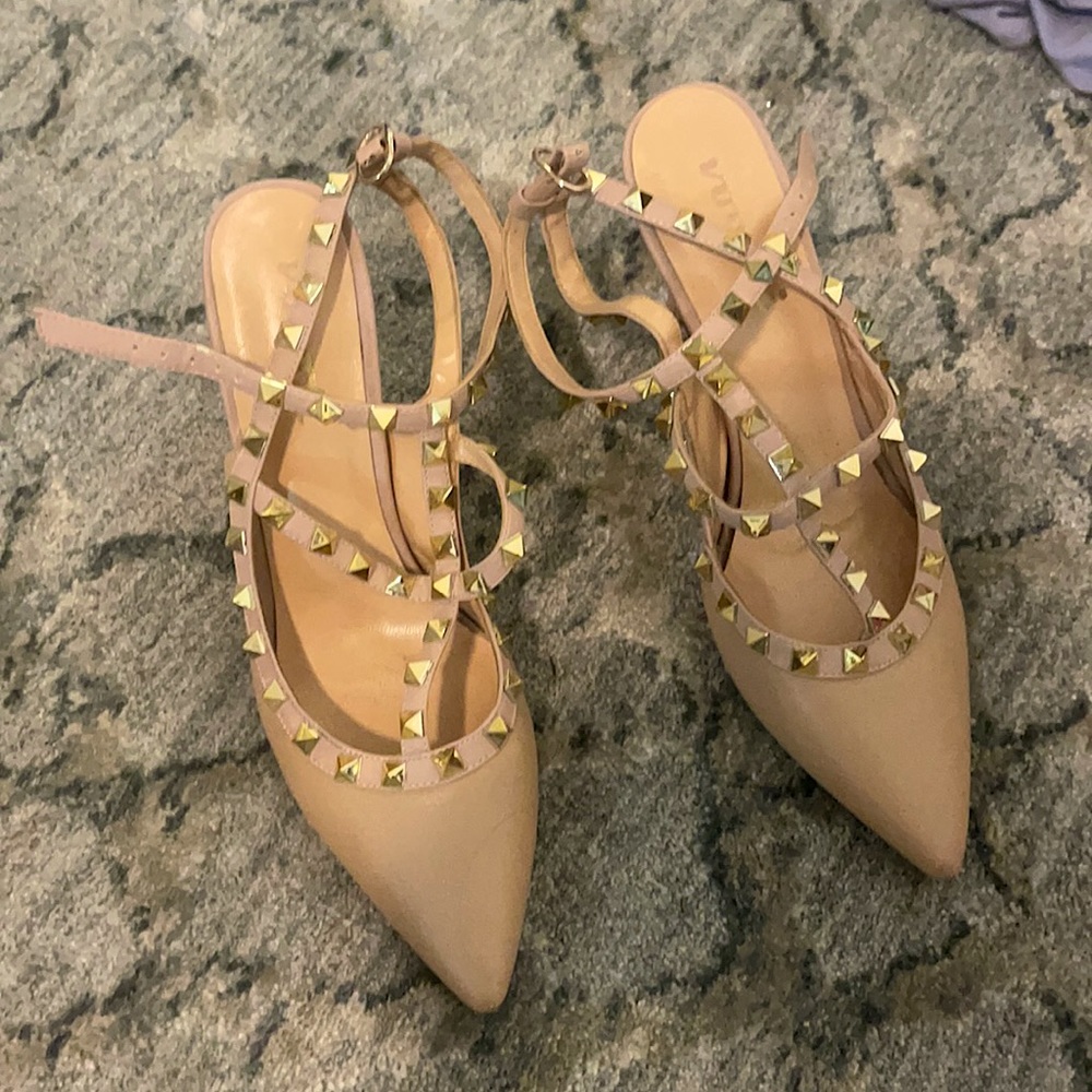 Closed-Toe Rockstud Heels - Size 8 - Nude